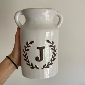 “J” vase